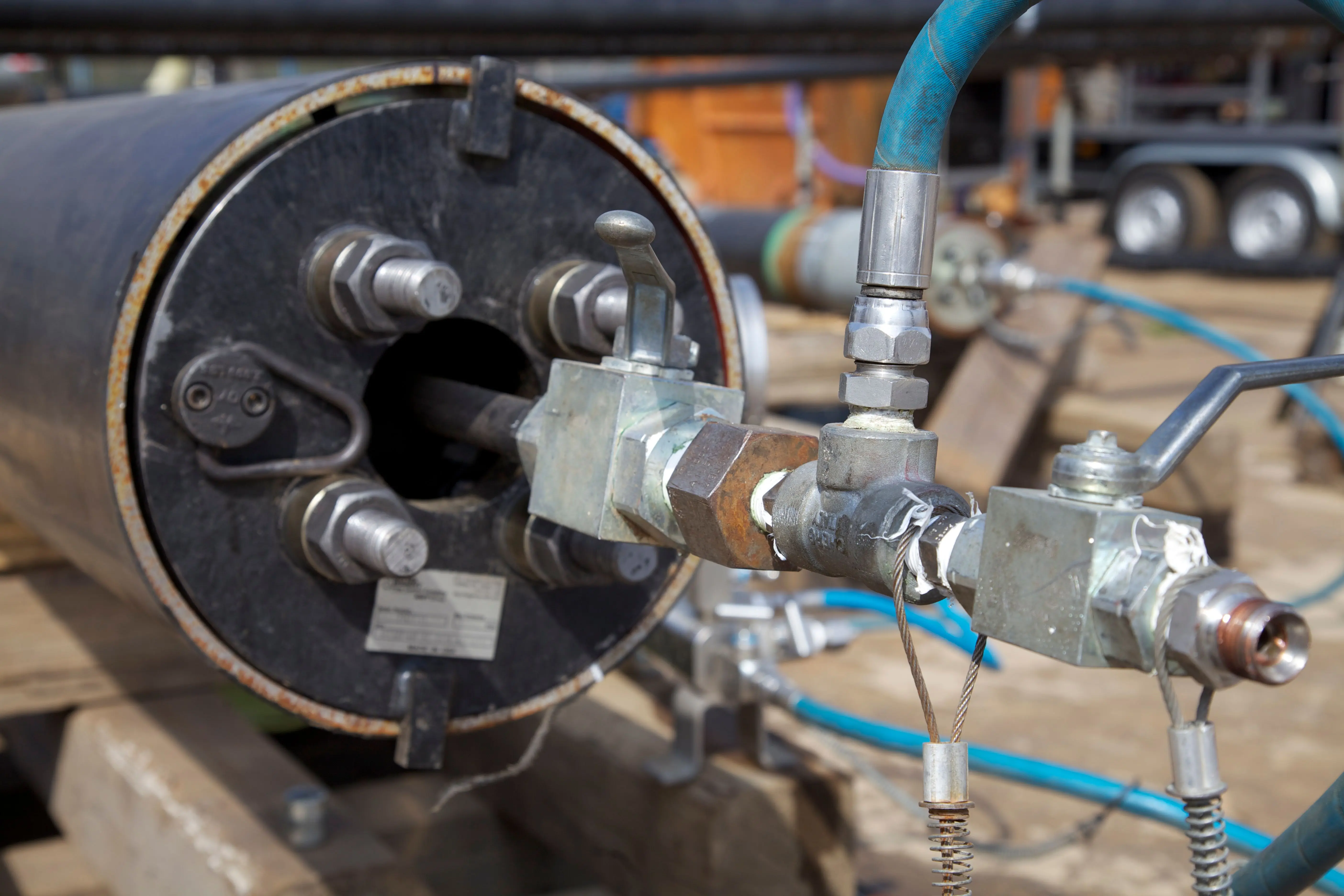 Testplug met hydraulische aansluitingen op een pijpleiding