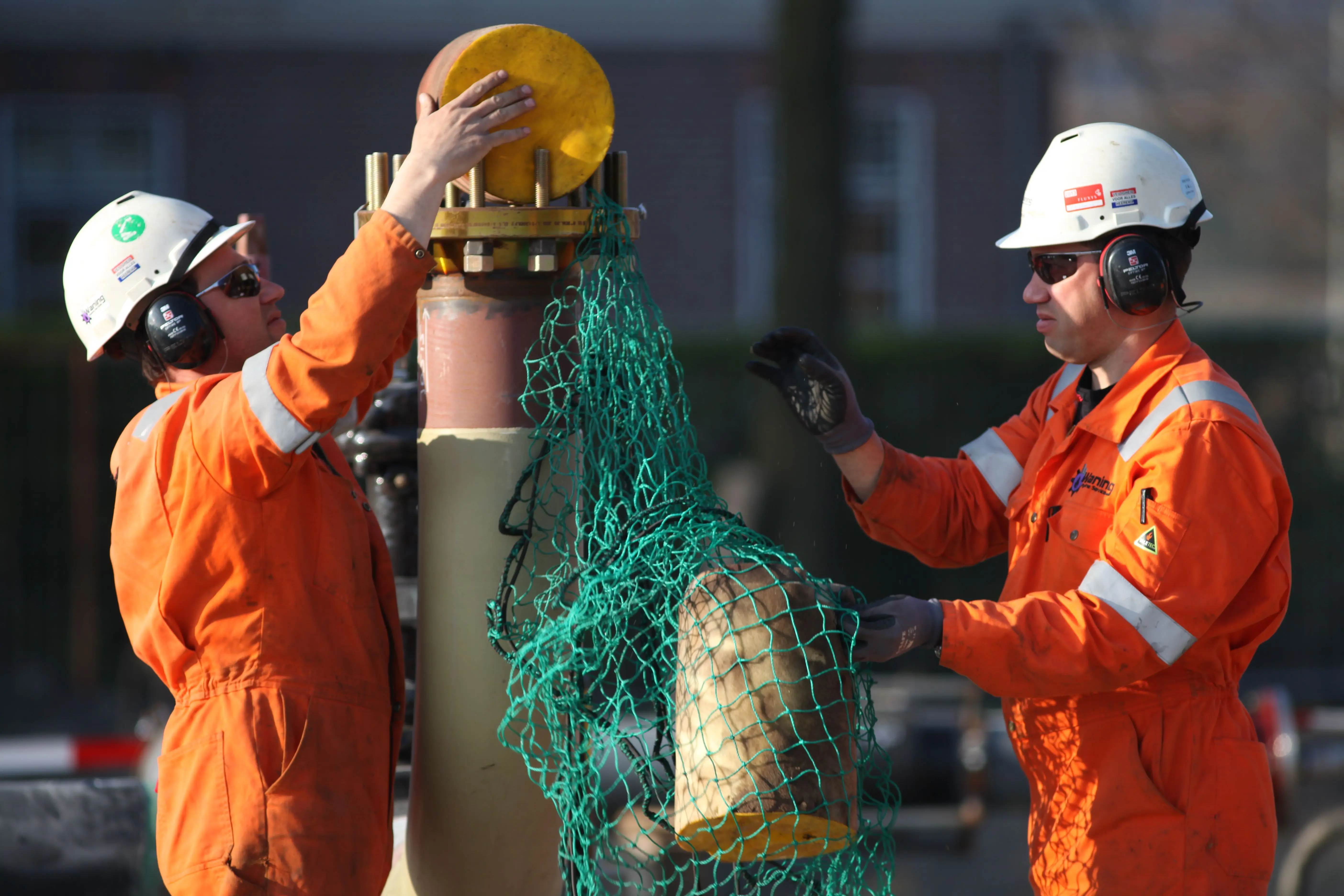 Twee WPS medewerkers bij een pijpleiding afsluiter
